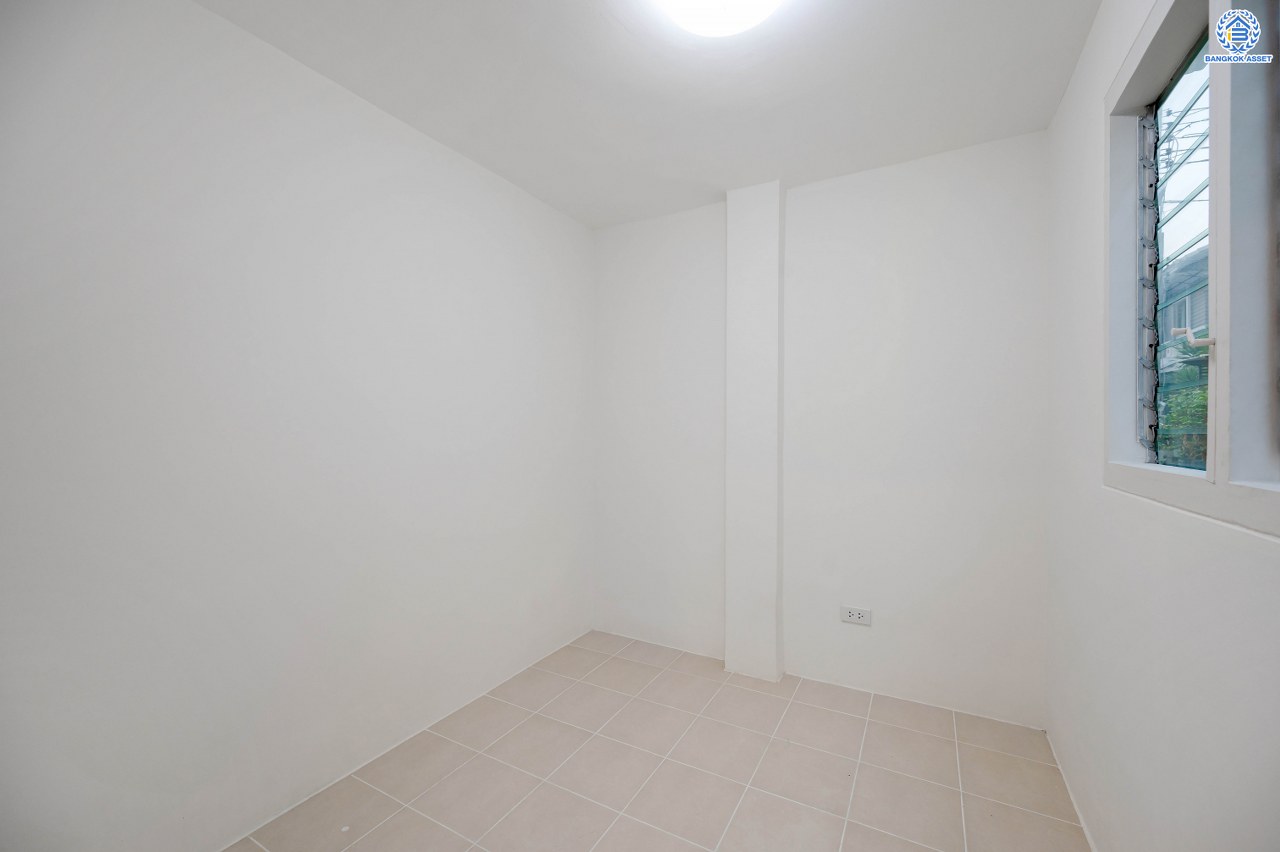 บ้านมือสองตกแต่งใหม่ จากแบรนด์ Sansiri โครงการ เศรษฐสิริ วงแหวน-สุขาภิบาล2 บ้านเดี่ยวหลังมุม เนื้อที่ 70.10 ตร.ว. พื้นที่ใช้สอย 166.20 ตร.ม. ฟังก์ชัน 3 ห้องนอน 3 ห้องน้ำ 1 ห้องแม่บ้าน 2 ที่จอดรถ ติดถนนใหญ่เสรีไทย ใกล้จุดขึ้นทางด่วน "วงแหวน-กาญจนาภิเษก" และ ใกล้รถไฟฟ้าสายสีชมพู "สถานีนพรัตน์"...